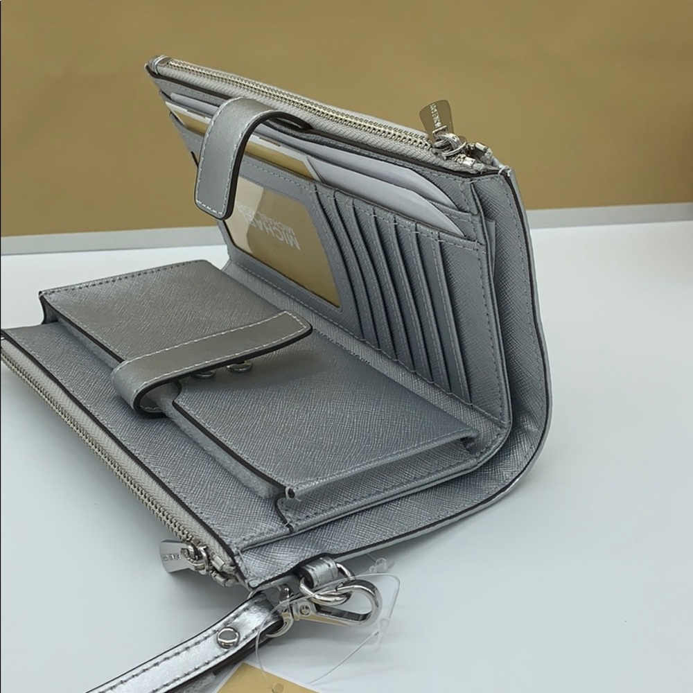 MICHAEL KORS PEYTON LG DOUBLE ZIP WRISTLET SILVER - Picture 13 of 16